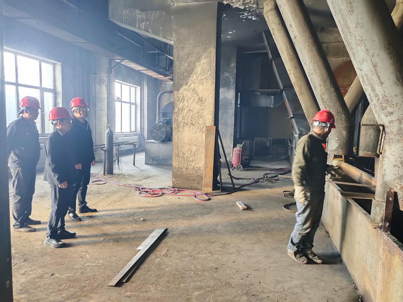 红卫农场有限公司水暖站对锅炉房外包工程施工进行安全大检查(图2)