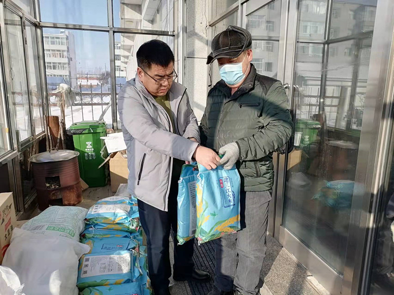 前进农场有限公司第十管理区 走访慰问送温暖 真心关怀暖人心(图2)
