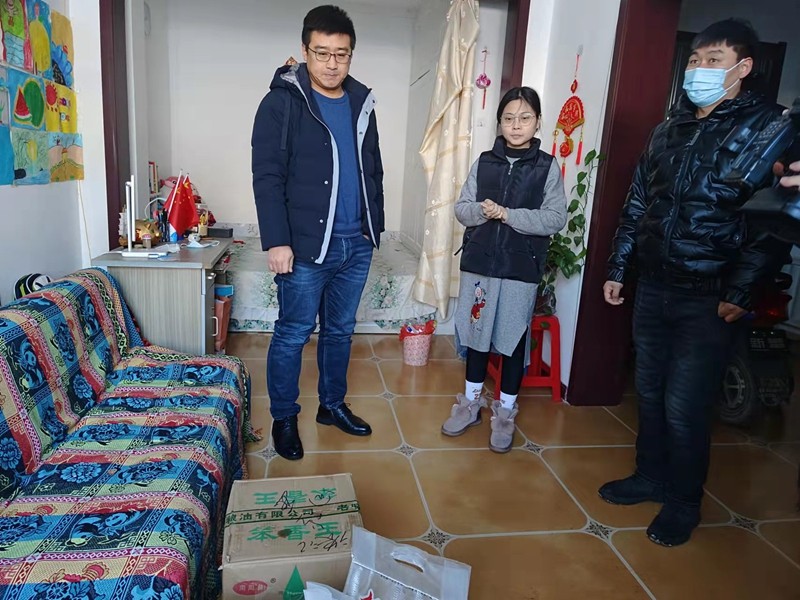 前进社区寒冬慰问送温暖浓浓关怀暖人心(图2)