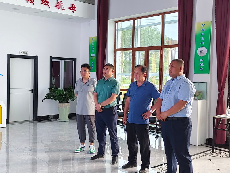 北大荒集团绿色高质高效专家组到前进农场检查(图2)