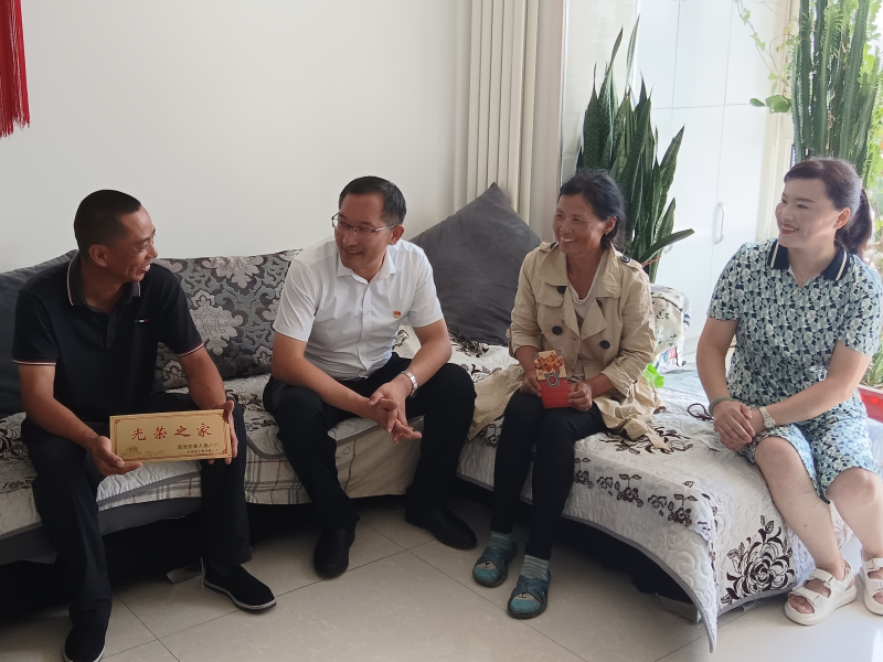 前进农场有限公司庆“八一”走进军属家庭送温暖(图2)