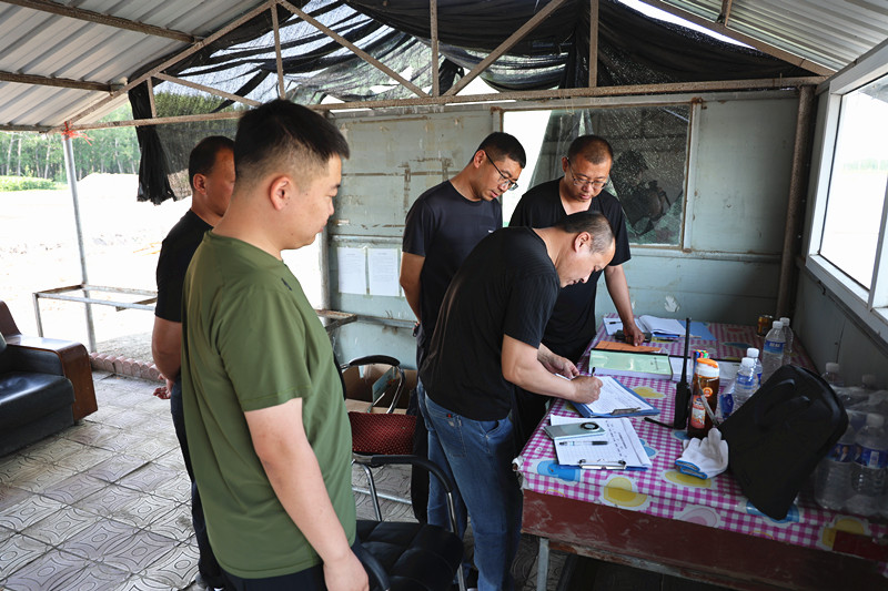 建三江分公司农业发展部到前进农场检查指导航化安全工作(图2)