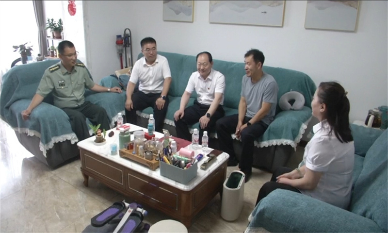 前进农场有限公司党员干部开展“八一”建军节走访慰问活动(图3)