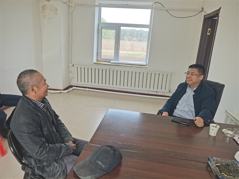 前进农场有限公司不误农时不误春，积极行动助插秧(图1)