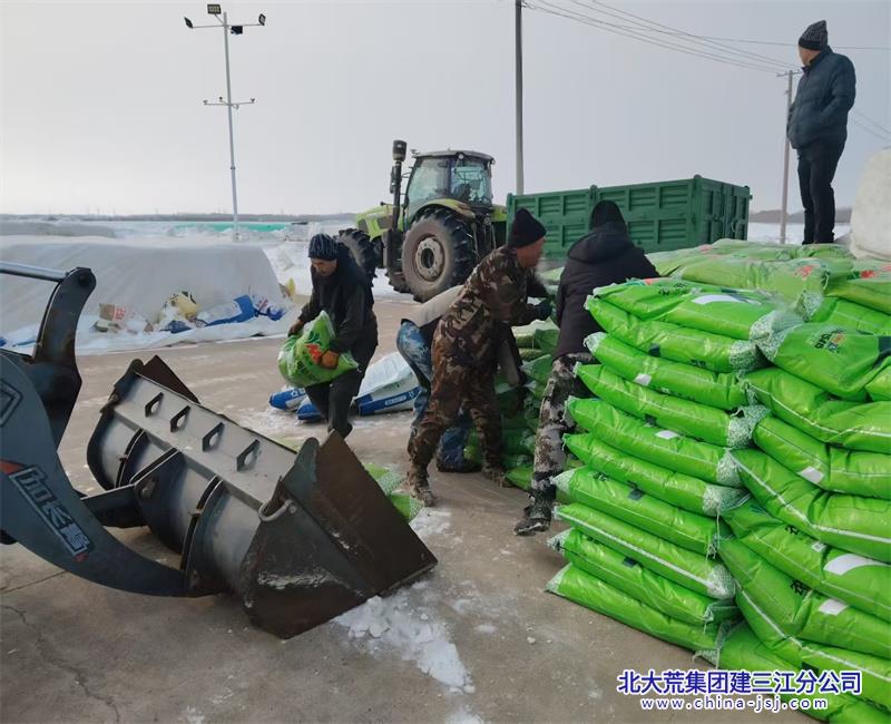 勤得利农场有限公司肥料下摆“忙”  护粮增收“稳”(图1)