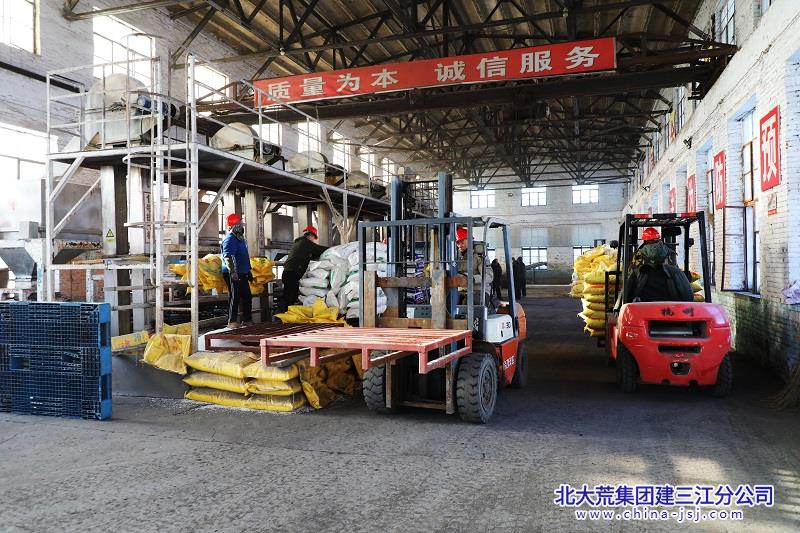 图为：胜利农场有限公司积极调配充足人力，全面检修、升级生产设备，提前开启配方肥加工作业，积极应对即将到来的用肥高峰，为春耕生产提供坚实的物资保障。（马兴珠 摄）.JPG