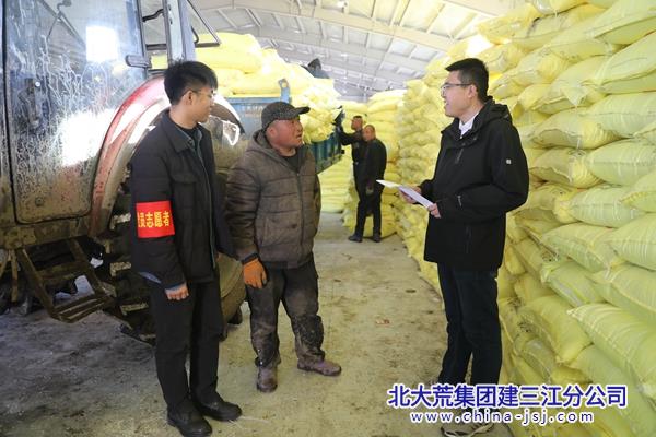 洪河农场有限公司下沉一线护春耕 深耕"稻路"筑根基(图1)