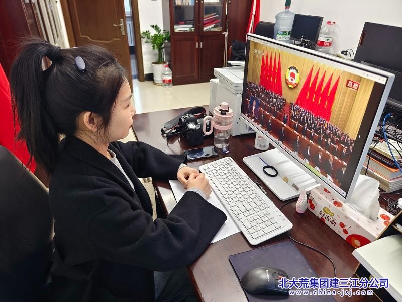 胜利农场有限公司党员干部积极收看全国政协十四届三次会议开幕会电视直播(图2)