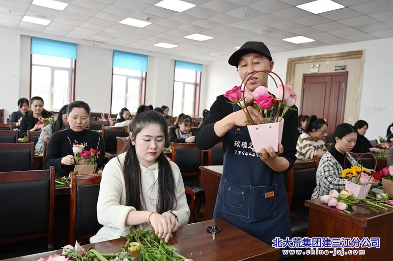 前哨农场有限公司工会女工委组织开展“花漾时光 绽放芳华”女职工插花比赛(图1)
