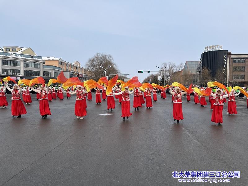 图为胜利农场有限公司秧歌队参加了饶河县举办的传统秧歌表演比赛，共同欢庆元宵佳节的到来。（马兴珠 吴家岩） (1) - 副本.jpg
