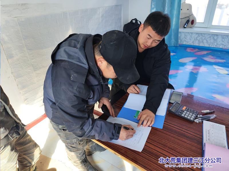 图为勤得利分公司种植户签订安全责任状_副本.jpg