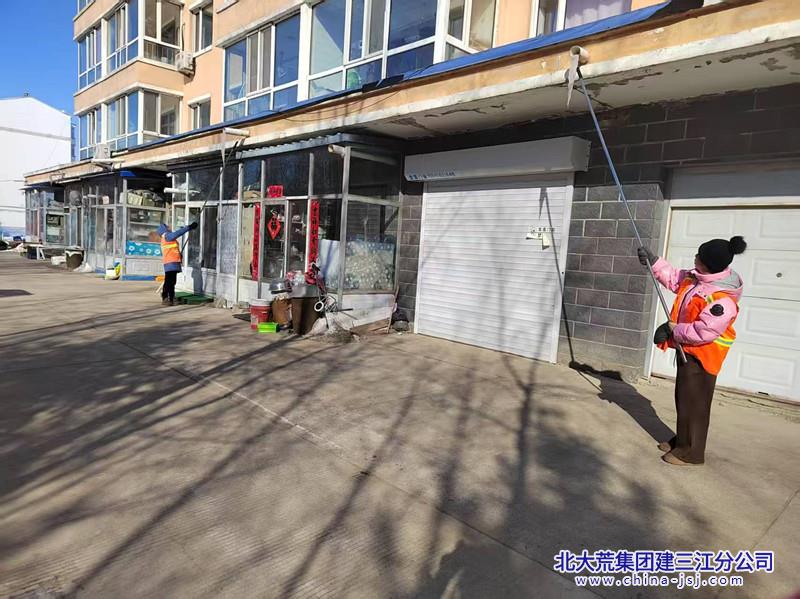 青龙山农场有限公司开展清理屋顶积雪行动 守护居民“头顶安全”(图2)