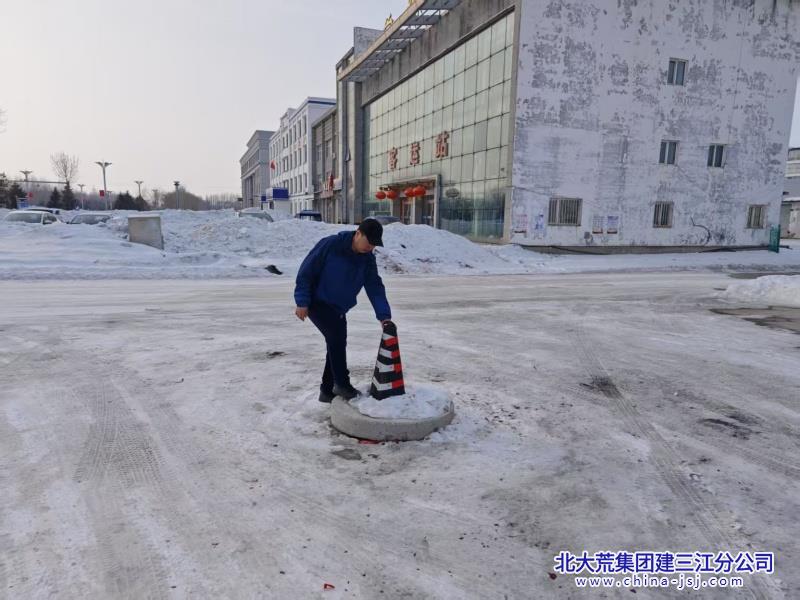 前锋农场有限公司供水分公司加强巡查下水井盖  守护城市“脚下安全”-投稿图.jpg