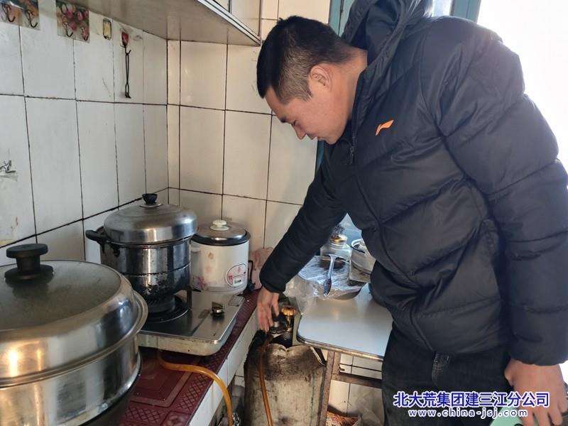 前进农场有限公司社区开展“拧紧安全阀 护航亚冬会”安全检查活动(图1)