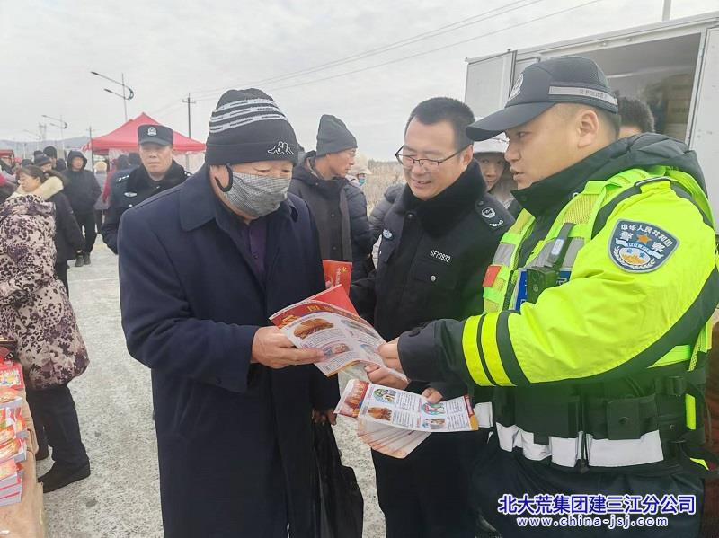 胜利农场有限公司宪法宣传进大集 法制宣传零距离(图2)