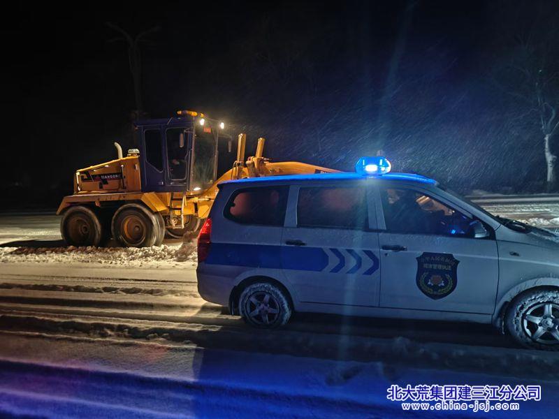 红卫农场有限公司社区采取“以雪为令 昼夜奋战”清雪模式保出行(图2)