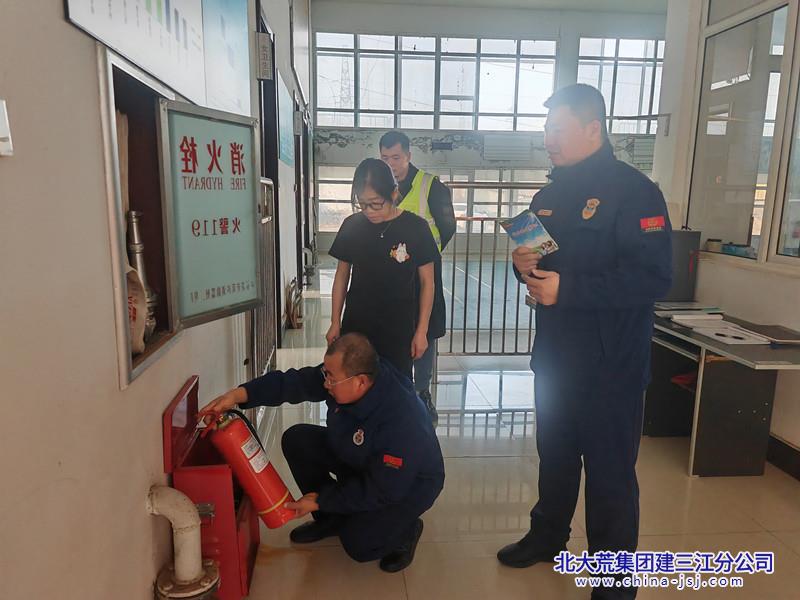 青龙山农场有限公司开展消防灭火器专项检查工作(图1)