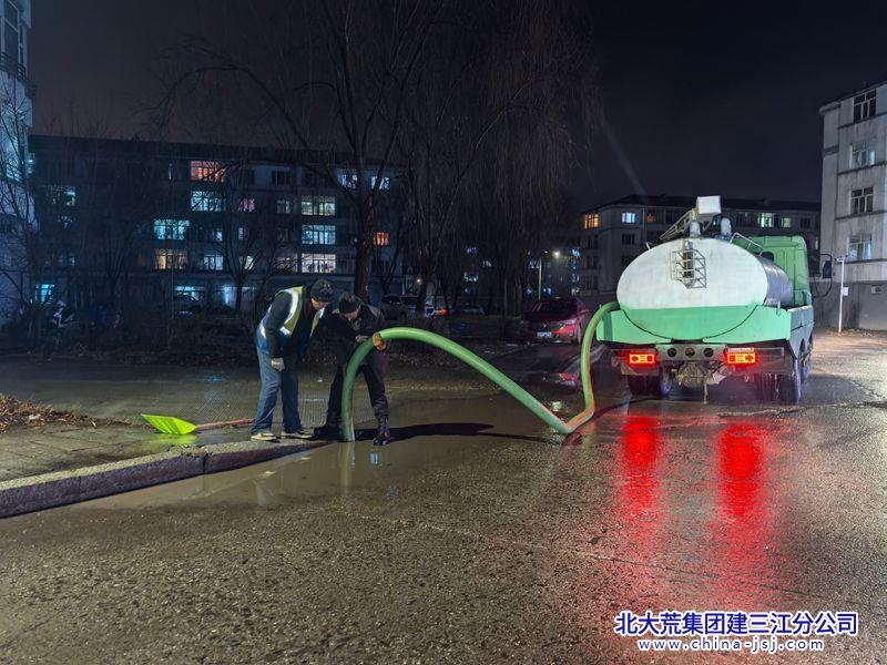 红卫农场有限公司社区及时消除积水结冰安全隐患  保障居民安全出行(图2)