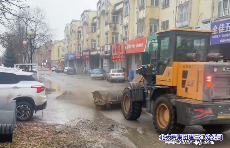 红卫农场有限公司社区及时消除积水结冰安全隐患  保障居民安全出行(图1)