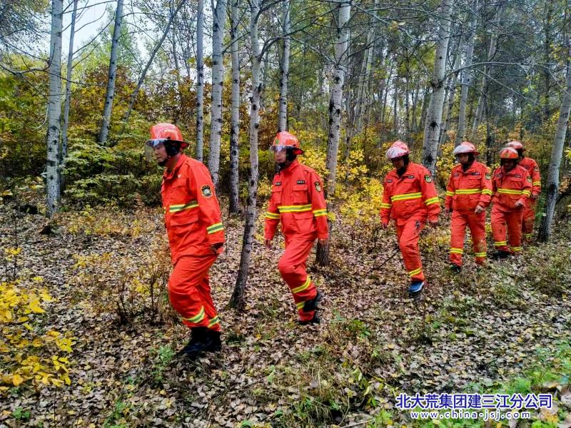 图片新闻（秋季森林草原防火期，护林员们巡逻于山林间，查看有无异常情况，守护森林安全。）作者：孙龙笃.jpg