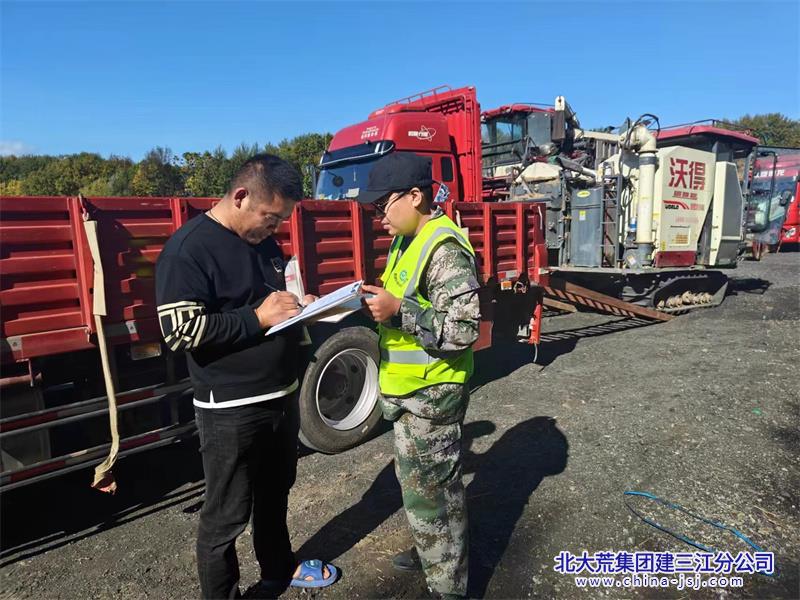 勤得利农场有限公司开展安全生产大宣传 打赢秋收安全生产“保卫战”(图1)