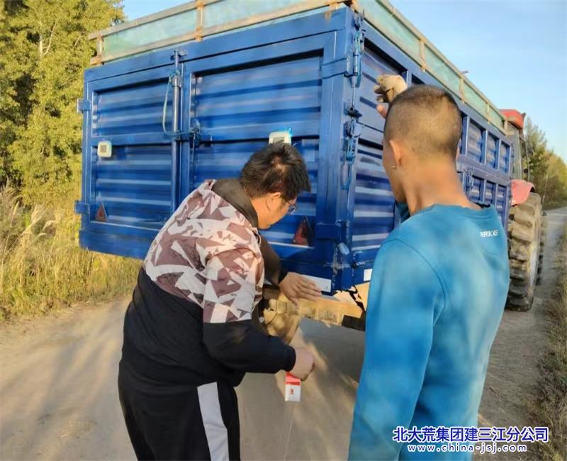 勤得利农场有限公司秋收安全“弦”绷紧 标识护航牢牢“贴”(图2)