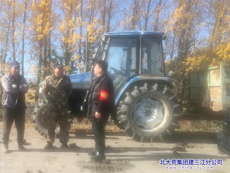 创业农场有限公司收翻结合 全速推进土地“黑色越冬”(图2)