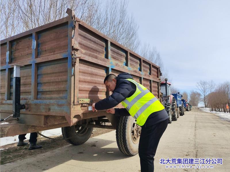 图为勤得利分公司农机安全员为作业机车粘贴反光标识_副本.jpg