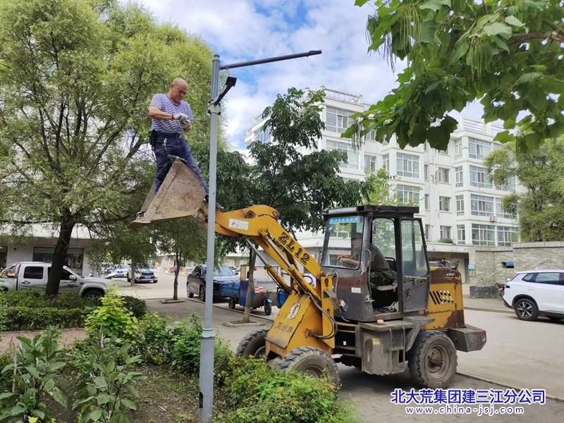 红卫农场有限公司社区全面开展路灯维修工作(图1)