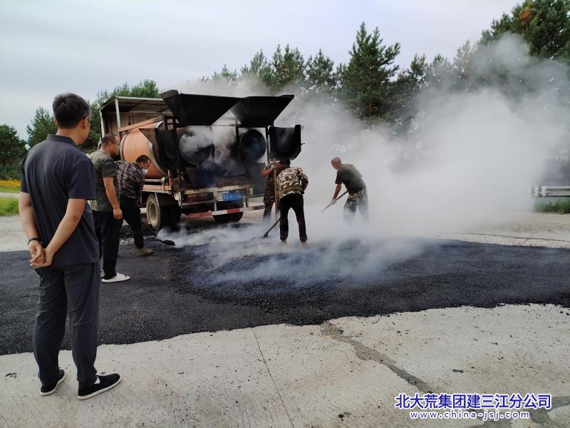 前锋农场有限公司集中实施破损路面维护和灌缝作业 确保公路的安全和畅通(图1)