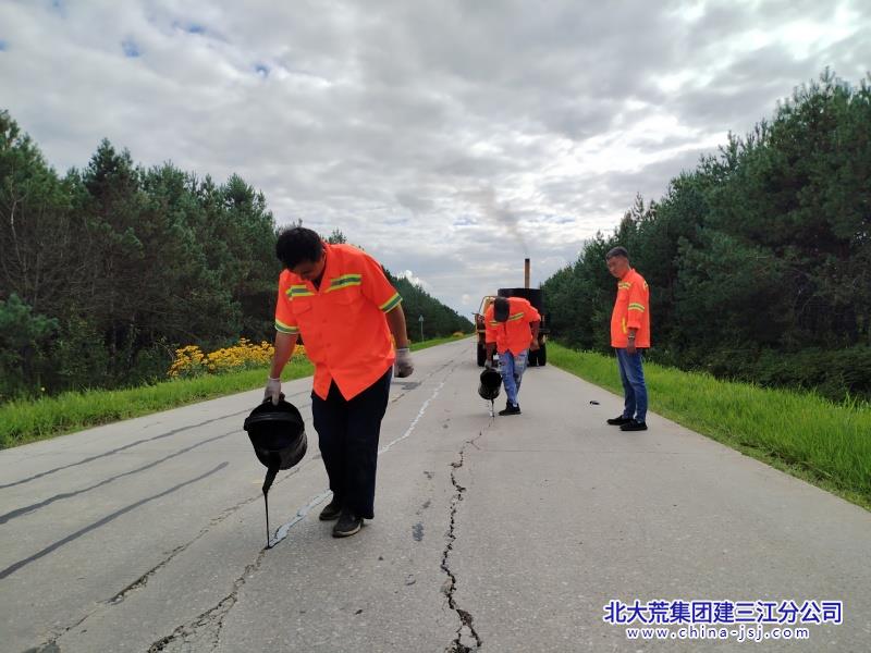 前锋农场有限公司集中实施破损路面维护和灌缝作业 确保公路的安全和畅通(图3)