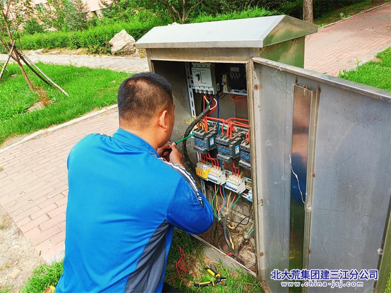 洪河农场有限公司多措并举推进秋季亮化照明检修工作(图1)