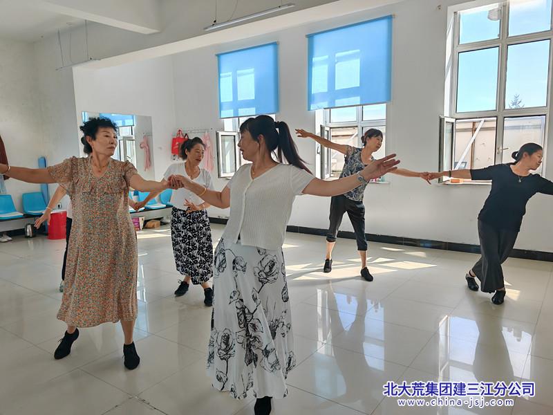 青龙山农场有限公司社区积极开展“文体悦生活”活动(图1)
