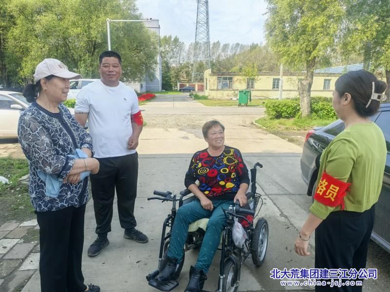 洪河农场有限公司社区开展“高龄补贴惠民政策”宣传活动(图1)
