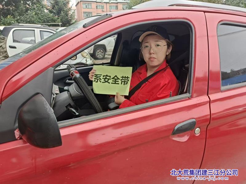 欣园社区开展“一盔一带”宣传工作(图1)