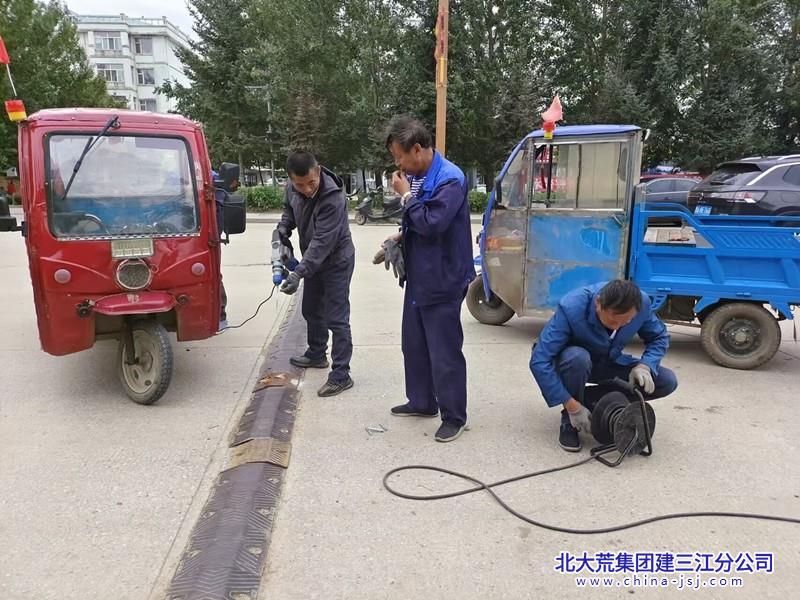 红卫农场有限公司社区维修加固减速带  为居民安全出行保驾护航(图1)