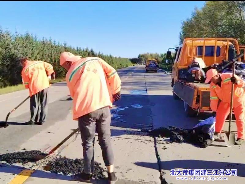 创业农场有限公司修复道路病害守护百姓“脚下”安全(图2)