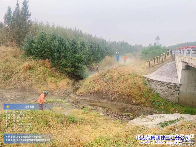 前锋农场有限公司割除公路紫穗槐  保障秋收道路行车安全(图2)