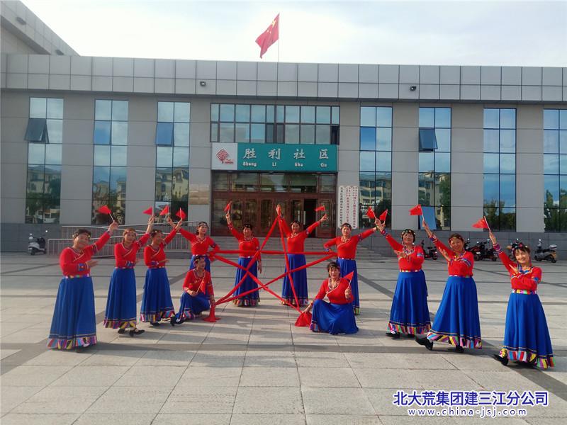 社区女工委+生在国旗下，长在国旗下，与祖国共奋进，祝愿祖国锦绣万里_副本.jpg