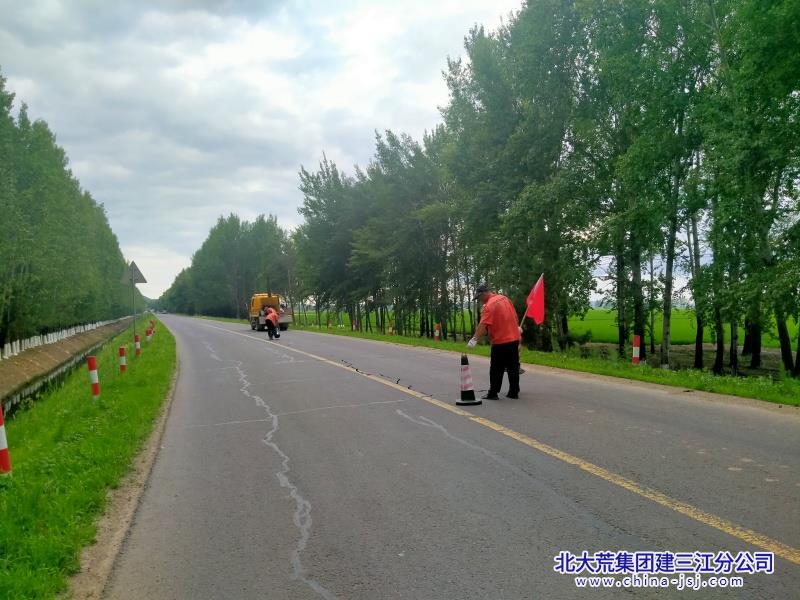 前锋农场有限公司公路管理分公司积极开展路面灌缝工作(图3)