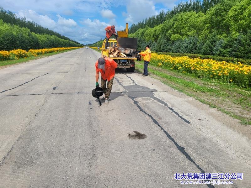 前锋农场有限公司公路管理分公司积极开展路面灌缝工作(图2)