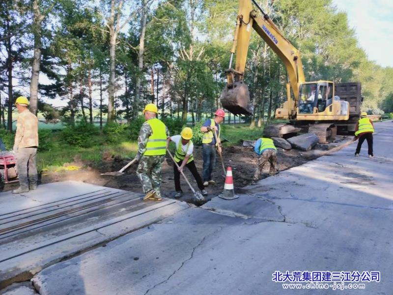 创业农场有限公司破碎板道路维修铺筑群众“舒心路”(图1)