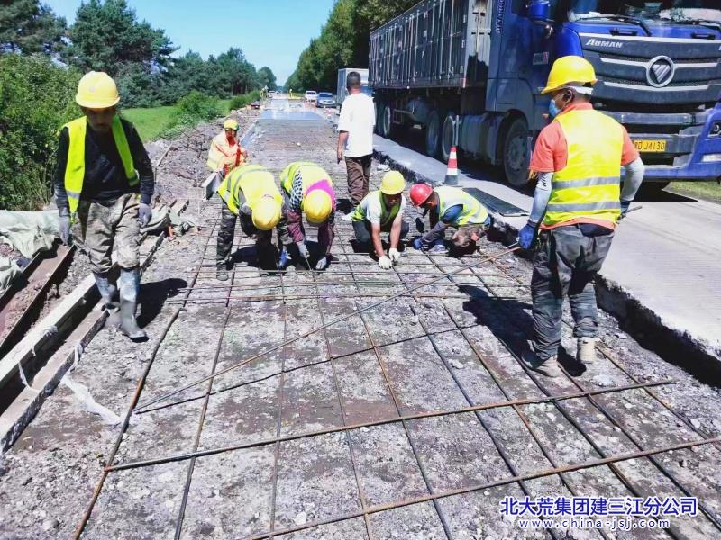 创业农场有限公司破碎板道路维修铺筑群众“舒心路”(图3)