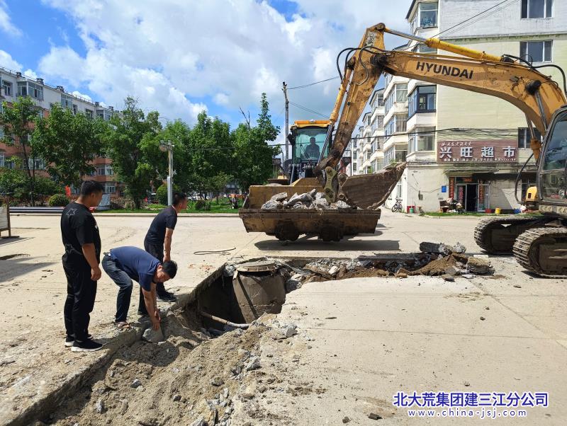 洪河农场有限公司急修井盖排除隐患(图1)