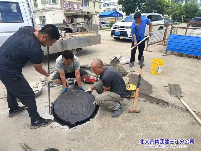 洪河农场有限公司急修井盖排除隐患(图2)