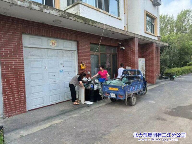 七星农场有限公司社区开展环境整治行动(图1)