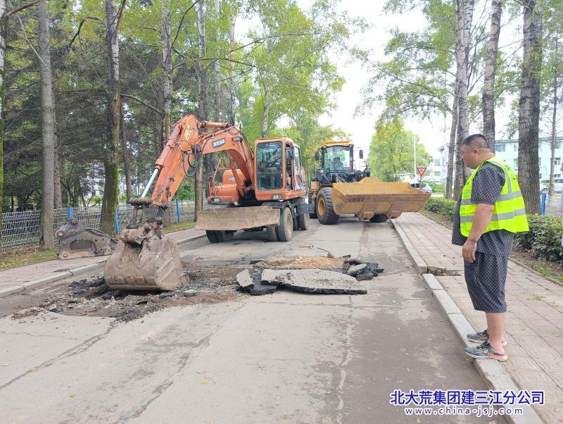 洪河农场有限公司排除路面隐患得到居民点赞(图1)