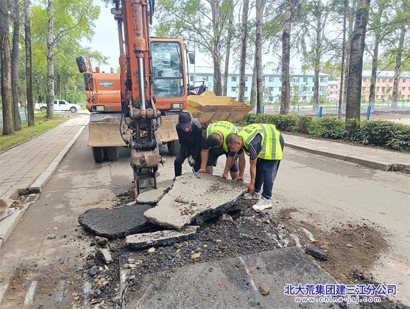 洪河农场有限公司排除路面隐患得到居民点赞(图2)