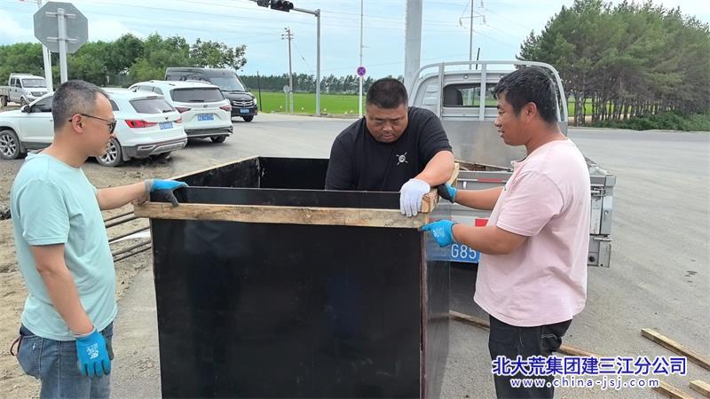 洪河农场有限公司红绿灯意外倾倒 物业迅速行动(图1)