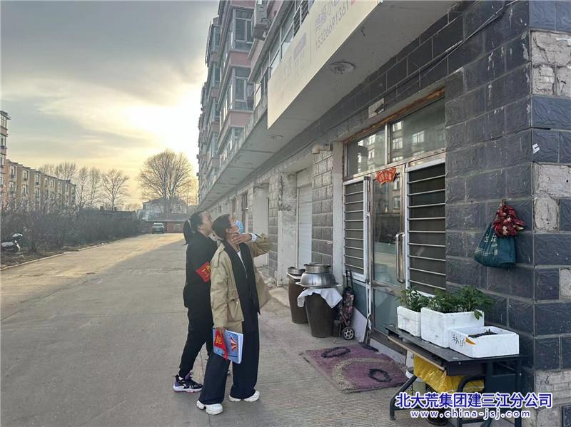 洪河农场有限公司社区开展“平安社区 治安巡逻”志愿服务活动(图1)